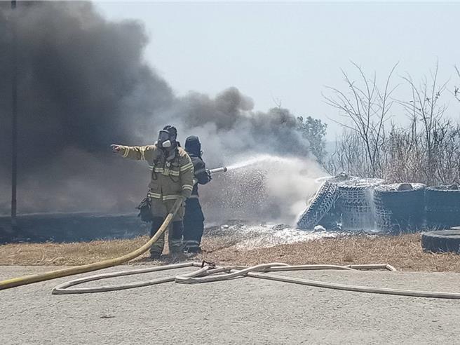 恒春第三公23日传有男子焚烧金纸时不慎引燃周遭杂草，且见扑灭不及后竟逃之夭夭，随后火势藉风助延烧至三军联训基地的轮胎掩体设施。（警方提供／谢佳潾屏东传真）