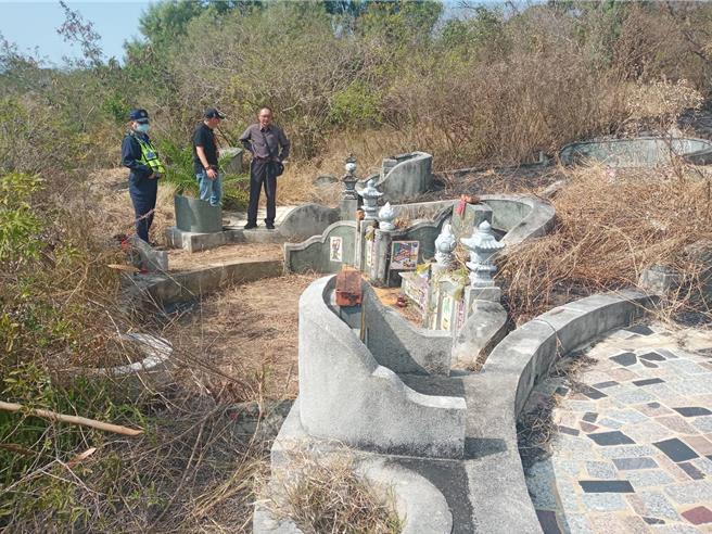 恒春第三公23日传有男子焚烧金纸时不慎引燃周遭杂草，且见扑灭不及后竟逃之夭夭，随后火势藉风助延烧至三军联训基地的轮胎掩体设施。（警方提供／谢佳潾屏东传真）