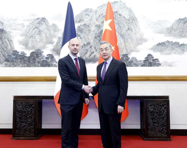 圖為大陸外長王毅27日在北京與法國外長巴霍舉行會談。（大陸外交部網站）