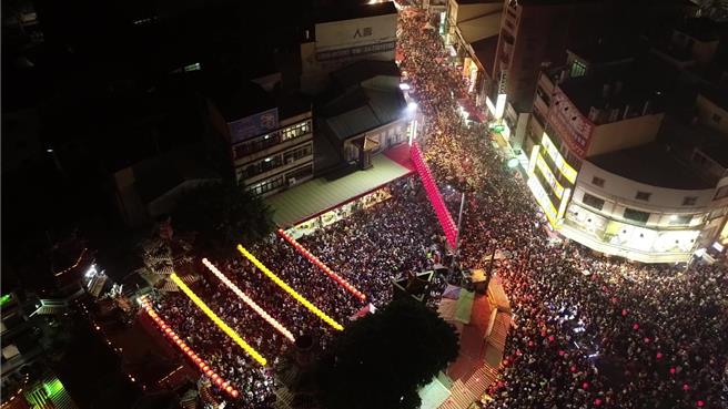 大甲镇澜宫妈祖遶境进香每年吸引大量信眾，警方以空拍机协助掌控现场情况。（民眾提供／宝智华台中传真）