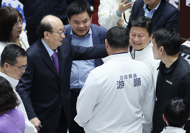 民进党立委28日占领立法院议场主席台杯葛议事，党团总召柯建铭（左三）在议场内找国民党团总召傅昆萁（右二）单挑，傅以笑容回应。（姚志平摄）