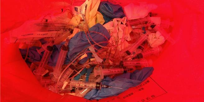 桃园市议员黄琼慧爆料，1名疾管署桃园机场检疫护理师21日在机场，因同事乱丢抽过血旅客针头而被扎伤，因担心感染传染病就医，事后请假却被刁难，因须持续追踪、服用抗爱滋抗病毒药物，加上长官态度，只好求助身心科。（桃园市议员黄琼慧提供）