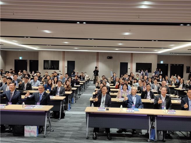 桃园市经济发展局28日于桃园会展中心首次举办「桃园跃升灯塔工厂城市智慧制造与卫星新视界论坛。（廖姮玥摄）