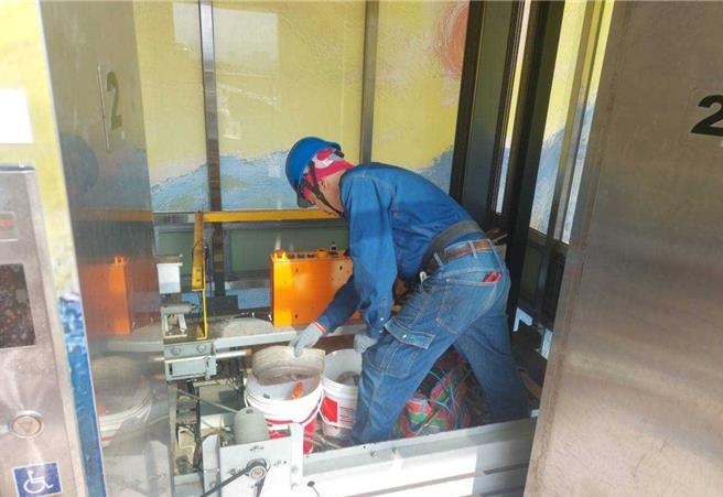 高滩处每年皆委由专业电梯维护厂商，针对水岸电梯安排保养及检查。（图／新北市高滩处）