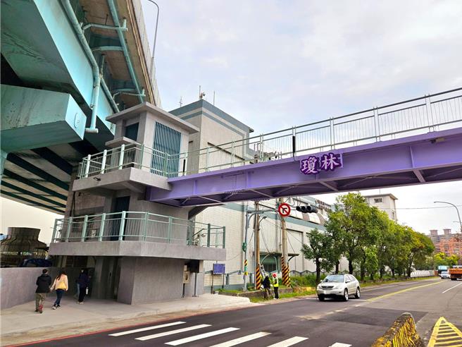 2024年完工开放琼林水岸电梯，让有需求的市民能更安全便捷通往河滨公园。（图／新北市高滩处）