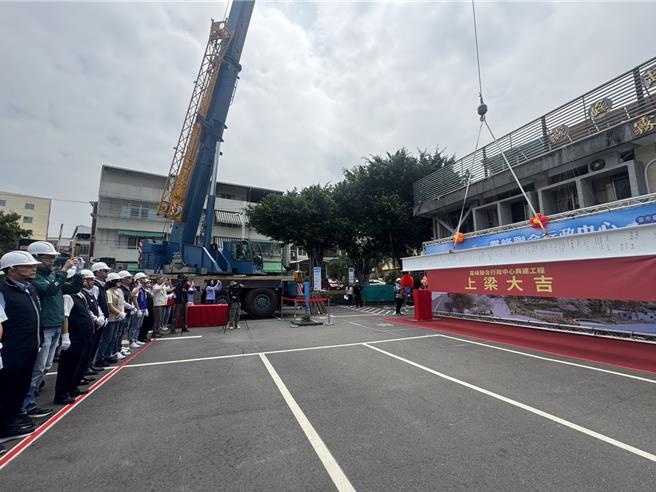 台中市霧峰區聯合行政中心28日歡喜上梁，多位地方鄉親到場見證。（潘虹恩攝）