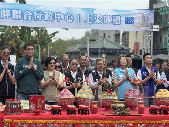 台中市霧峰區聯合行政中心28日歡喜上梁，由中市建設局長陳大田、民政局長吳世瑋等人持香祈福。（潘虹恩攝）