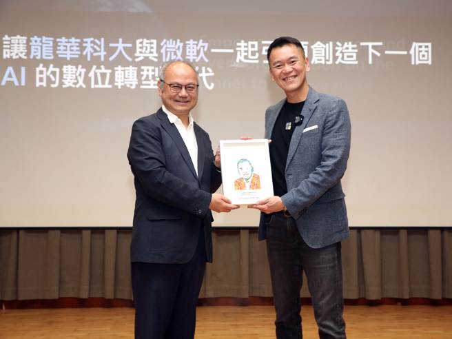 葛校长致赠纪念品，感谢卞总经理与师生分享精辟观点与见解。(照片/龙华科技大学提供)