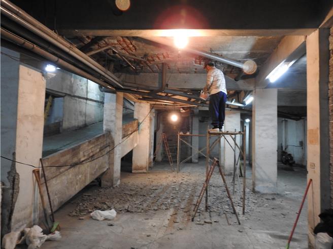 新店大溪地一期社区地下室还用钢杆支撑，已被列管为海砂屋。（图／新北市城乡局）