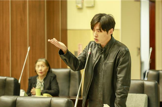 苗栗县议会第20届第13、14次临时会28日上午召开，会中提出38条临时动议案。议员曾玫学提案整併全县18个户政事务所，考量县内财政困境，建议透过渐进式调整内部编制，将部分户政事务所改为办事处，藉此节省人事成本并提升行政效能。（吕丽甄摄）