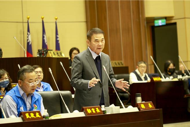 苗栗县长锺东锦(前排左二)表示，户政事务所人员配置问题在担任议长时已与秘书长讨论过，当时虽有调整计画，但未能推动。上任后已与民政处长进行2次讨论，并开始规划人力配置方案。县府透过人事处向人事总处争取88个名额，待核定后将进行整体规划与分配。（吕丽甄摄）