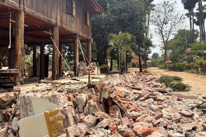 缅甸内比都3 月 28 日遭7.7强震侵袭后，一座佛寺受损严重。（美联社）

