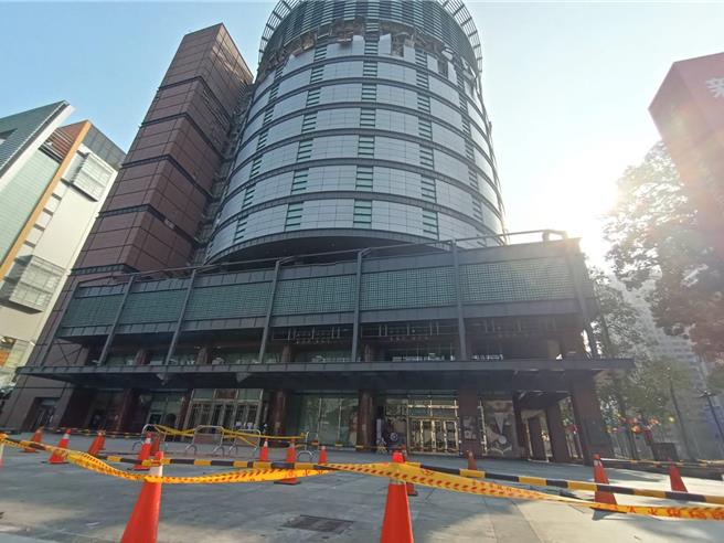 台中市府都发局28日指出，有关新光三越建物改善，业者昨提报「整体整建修復至可供使用计画」，但仍有需补正事项，至今未补正。（陈淑娥摄）