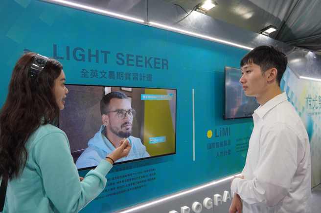 电子系硕一的蔡畯名(右)透过企业摊位深入了解职位所需的专业技能、职场环境及产业趋势。（照片/国立臺湾科技大学提供）