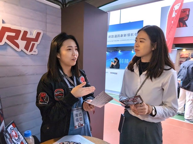 企管系大四廖佩涓(右) 未来希望进入科技公司，计画在研究所期间透过实习累积工作经验。（照片/国立臺湾科技大学提供）