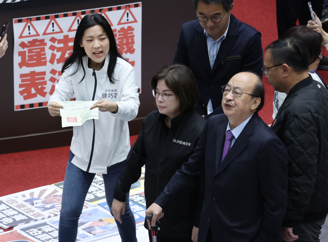 民进党立委28日占领立法院议场主席台杯葛议事，党团总召柯建铭（右二）被国民党立委徐巧芯（左）拿验伤单追着讨公道，柯当场暴怒。（姚志平摄）