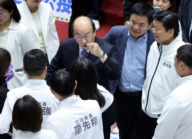 民进党立委28日占领立法院议场主席台杯葛议事，党团总召柯建铭（中上）在议场内被国民党立委徐巧芯拿验伤单追着讨公道，柯当场暴怒。（姚志平摄）