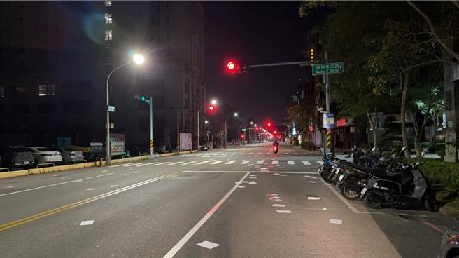 陌生男子沿路撒传单要求林女还钱。（民眾提供／纪爰高雄传真）