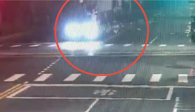 监视器画面拍下，自小客车行驶中，有人沿路撒大量的传单。（民眾提供／纪爰高雄传真）