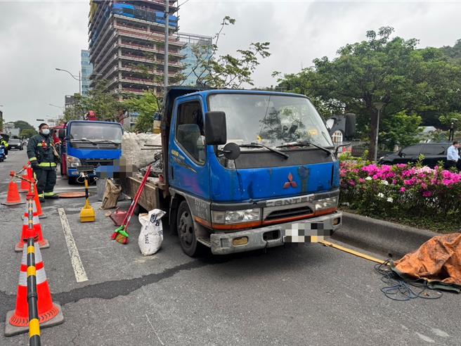 南港捷运站前发生车祸，机车骑士命危送医抢救。（翻摄照片／林郁平台北传真）