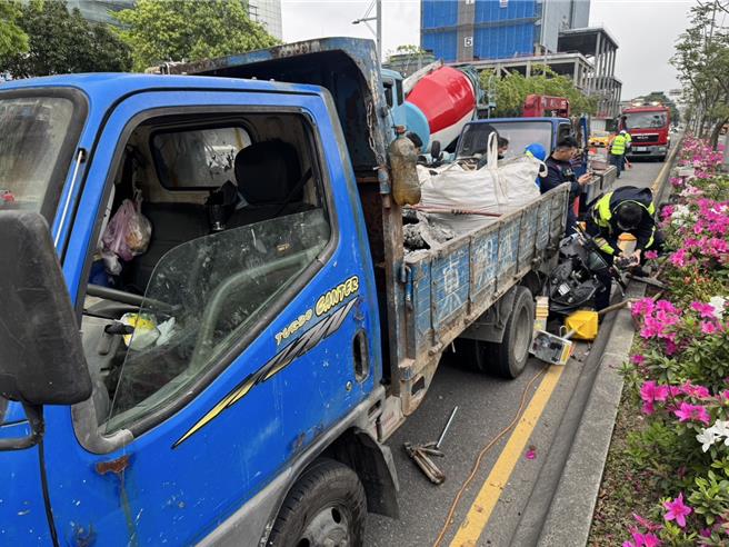 南港捷运站前发生车祸，机车骑士命危送医抢救。（翻摄照片／林郁平台北传真）