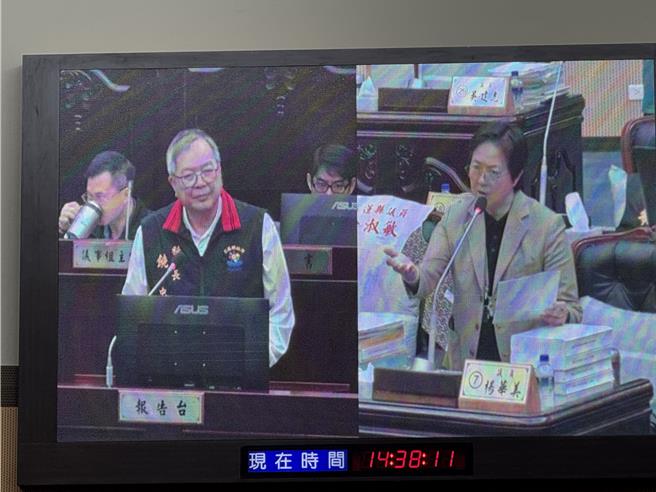 无党籍议员杨华美（右）在议会提出临时动议，要求县府秘书长饶忠（左）对民政处长明良臻设入「茶水表案」做出说明。（王志伟摄）