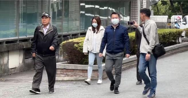 地院重开羁押庭，明良臻（右二）下午到地院报到。（王志伟翻摄）