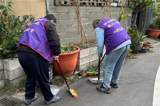 在人生困境中，街友常因孤立无援而难以重返社会。人安基金会今年发起创新计画，鼓励寒士与街友组成自治队，定期清扫公园与街道，让市容焕然一新。（人安基金会苗栗平安站提供／吕丽甄苗栗传真）