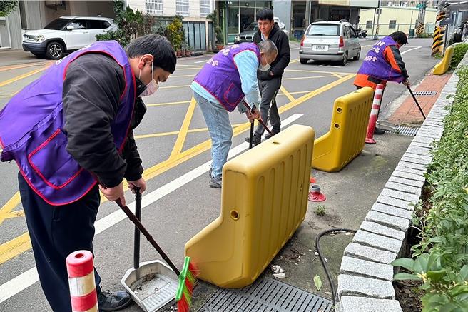在人生困境中，街友常因孤立无援而难以重返社会。人安基金会今年发起创新计画，鼓励寒士与街友组成自治队，定期清扫公园与街道，让市容焕然一新。（人安基金会苗栗平安站提供／吕丽甄苗栗传真）