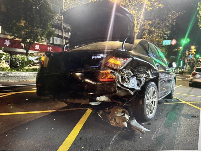 一辆宾士车行经该路段时，先后撞上前方车辆，最终波及临停车辆，导致三名驾驶轻伤，警方到场后发现，四名驾驶均无酒驾，详细肇事原因仍待厘清。（图警方提供／简铭柱翻摄）
