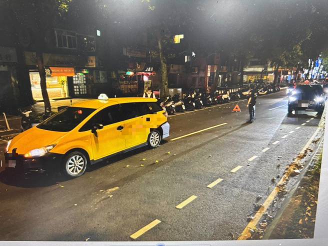 一辆宾士车行经该路段时，先后撞上前方车辆，最终波及临停车辆，导致三名驾驶轻伤，警方到场后发现，四名驾驶均无酒驾，详细肇事原因仍待厘清。（图警方提供／简铭柱翻摄）