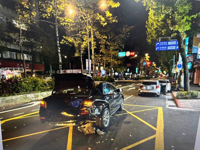 一辆宾士车行经该路段时，先后撞上前方车辆，最终波及临停车辆，导致三名驾驶轻伤，警方到场后发现，四名驾驶均无酒驾，详细肇事原因仍待厘清。（图警方提供／简铭柱翻摄）