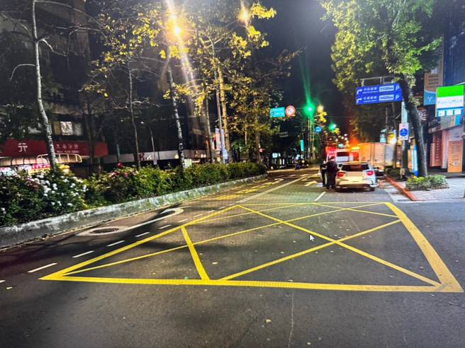 一辆宾士车行经该路段时，先后撞上前方车辆，最终波及临停车辆，导致三名驾驶轻伤，警方到场后发现，四名驾驶均无酒驾，详细肇事原因仍待厘清。（图警方提供／简铭柱翻摄）