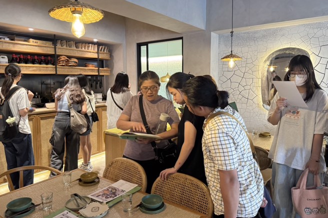 南大校友中心与丰舟餐饮集团安排学生至毛蔬亚洲蔬食参观。（照片／国立臺南大学提供）