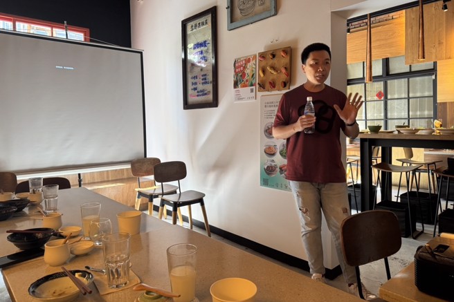 毛耀呈执行长与南大学生分享食材溯源及食材品质的重要性。（照片／国立臺南大学提供）