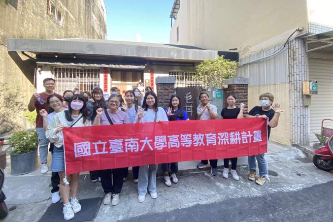 南大特别感谢丰舟餐饮集团  提供学生近距离观察企业经营与品牌策略的机会。（照片／国立臺南大学提供）