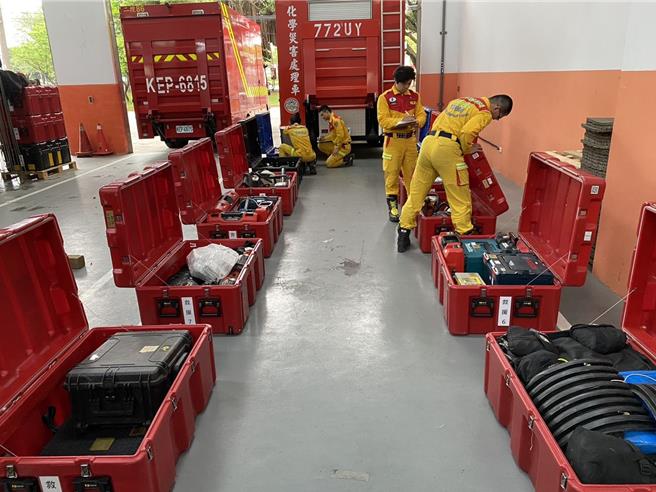 缅甸在台湾时间今天下午2时40分发生芮氏规模7.7大地震，桃园市消防局获报，立即通知轮值人员特搜人员35名、土木技师1名及卫福部桃园医院、长庚医护人员4名着手个人装备、团体装备及相关生命搜救器材整备，待消防署指示，即刻可出发救援。（消防提供）