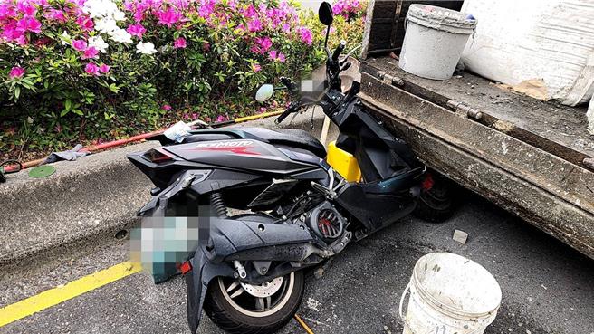 王姓男子骑车擦撞到施工的货车，救护人员将他送医急救。（翻摄照片／林郁平台北传真）