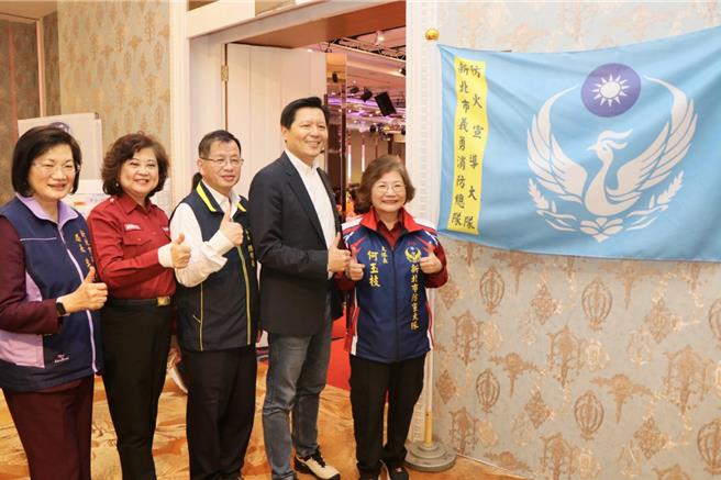 新北市社会局长李美珍、新北市义勇消防总队副总队长江惠贞、消防局长陈崇岳、副市长朱惕之、新北市义消防宣大队大队长何玉枝（由左至右）出席表扬活动。（图／新北市消防局）