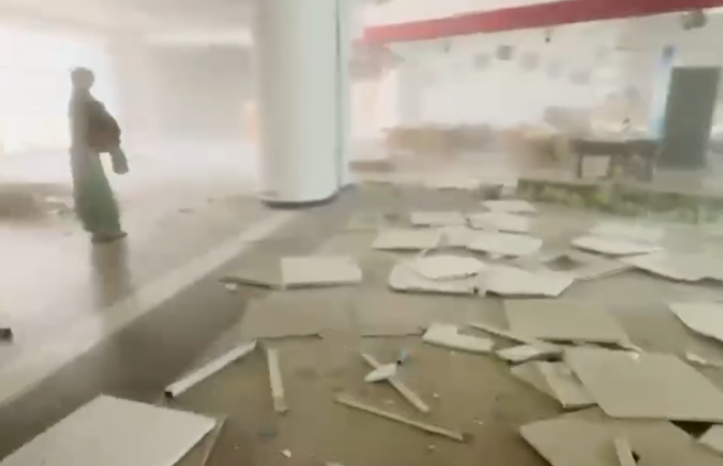 緬甸最大機場曼德勒國際機場遇7.7強震後，大片天花板掉落，旅客以包包護頭驚慌逃離。（圖／Threads網友@156_cwl授權提供）