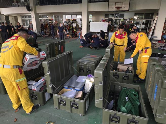 缅甸28日发生7.7强震，导致清真寺坍塌至少20死，对此，屏东县特搜大队稍早表示，整备前往救援。（屏东消防局提供／谢佳潾屏东传真）