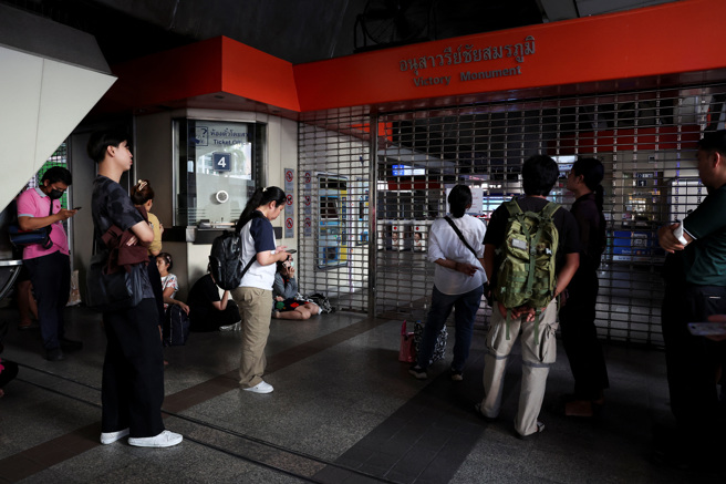 在强震过后，曼谷民眾在火车站外等待。（路透社）
