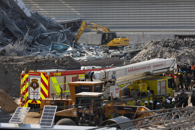 泰國曼谷一棟興建中的高樓受到緬甸7.7強震倒塌，這棟大樓原先預定建好後，作為政府辦公大樓使用。（路透）