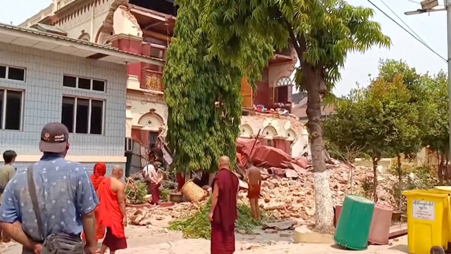 2025年3月28日，缅甸曼德勒寺发生地震后，人们在倒塌的寺庙附近。（路透社）