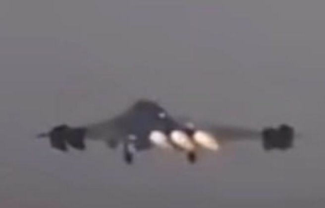 殲-36被拍到「三引擎全開」的畫面。（圖 / 取自微博）