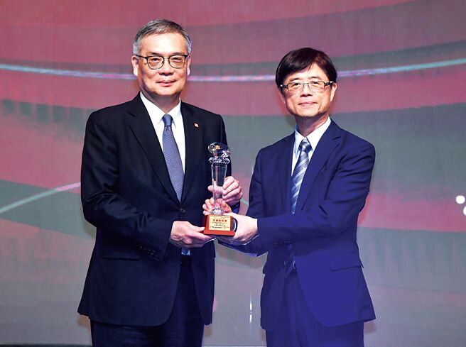 群益投信荣获金钻奖首届永续创新奖。群益投信董事长赖政升（左）、社团法人台湾影响力投资协会理事长陈富炜。图／王德为