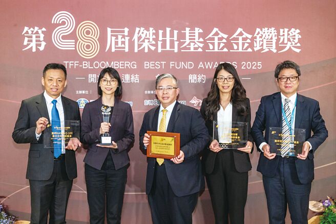 富邦投信荣获「第28届杰出基金金钻奖」四项ETF基金奖殊荣肯定，董事长黄昭棠（中）率领团队出席受奖。图／富邦投信提供