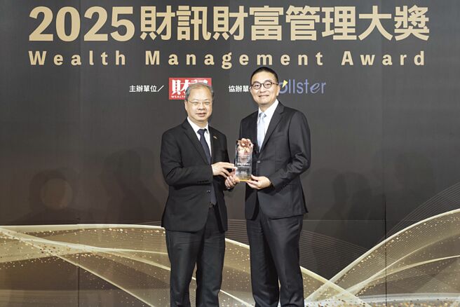 国泰世华银行凭藉三大优势，十度蝉联《财讯》本国银行「最佳财富管理奖」荣耀，由行政院秘书长龚明鑫（图左）亲自颁奖，国泰世华银行资深副总经理胡醒贤（图右）代表领奖。图／国泰世华银行提供