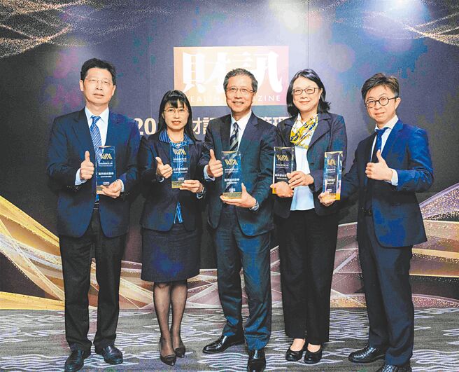 富邦证券致力提供客户最佳财富管理服务，27日由总经理郭永宜（中）率队出席2025《财讯》财富管理大奖颁奖典礼。富邦证券获「最佳财富管理」、「最佳业务团队」、「最佳数位金融」、「最佳创意行销」及「最佳永续推动」共五个奖项殊荣。图／富邦证券提供