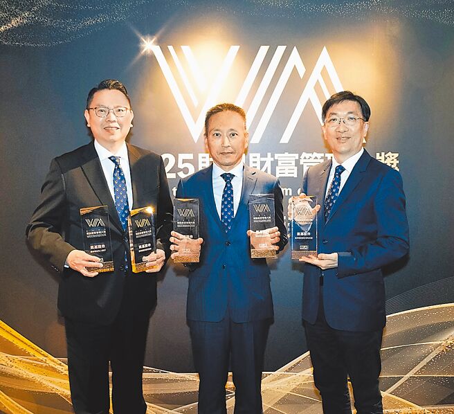 凯基证券荣获财讯2025财富管理调查五大奖项，由经纪暨财富管理通路处主管孙成保（中）、财富管理处主管阮建铭（左）及电子商务部主管郑嘉庆代表领奖。图／凯基证券提供